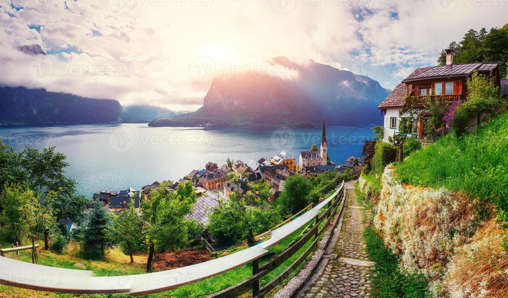 hermosa ciudad entre montañas hallstatt austria europa foto