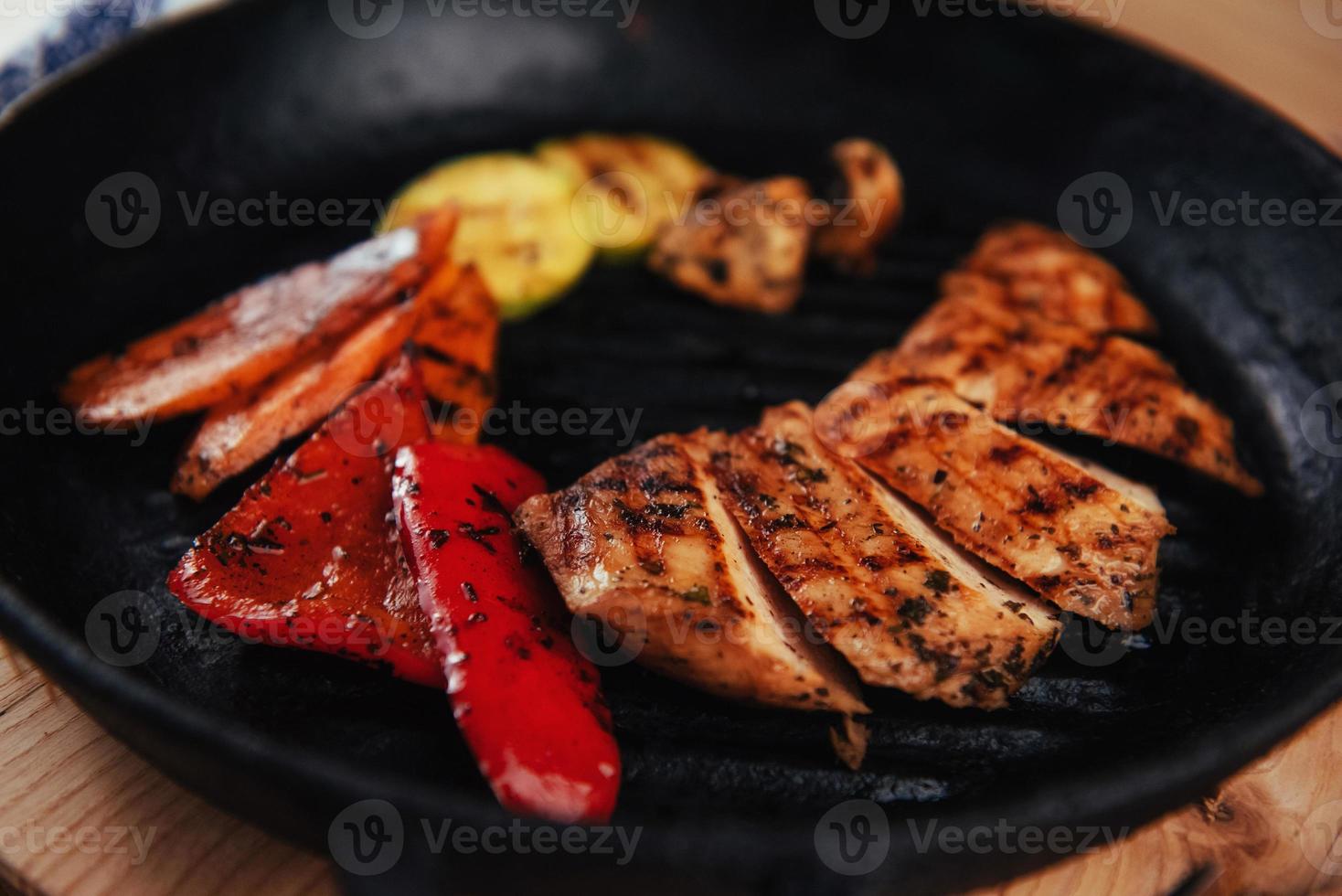 verduras a la plancha y filete de pollo. cocina tradicional. parrilla foto