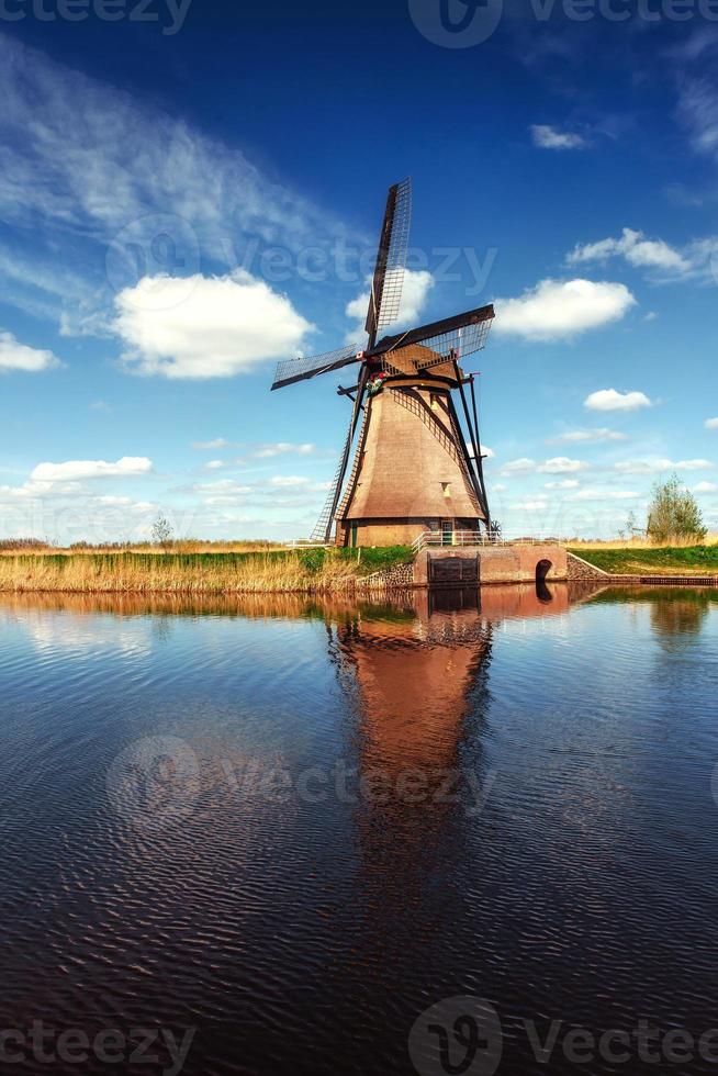 colorido día de primavera con canal de molinos de viento holandeses tradicionales en ro foto