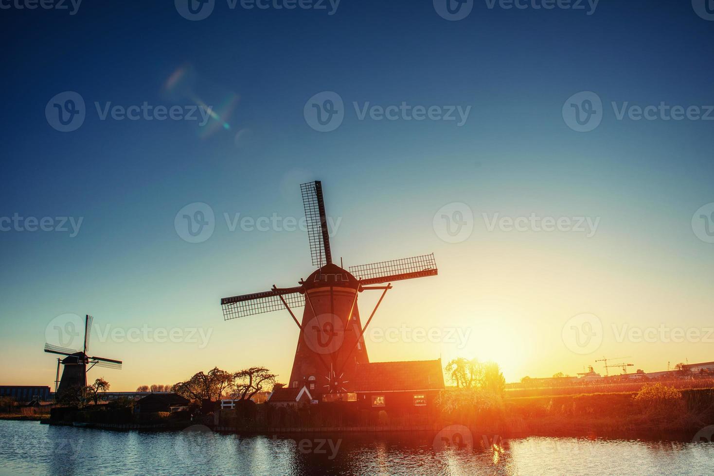 molinos de viento holandeses tradicionales del canal rotterdam. Holanda foto