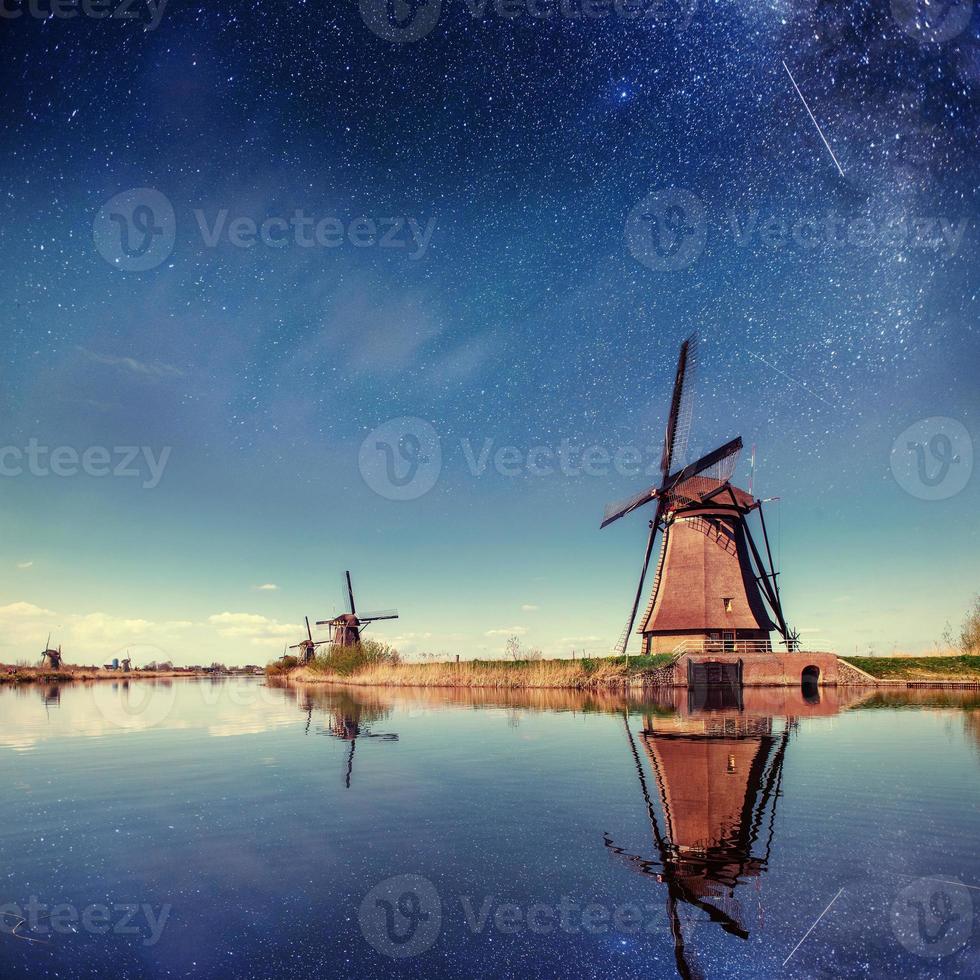 Molino holandés en la noche. cielo estrellado. holanda países bajos. foto