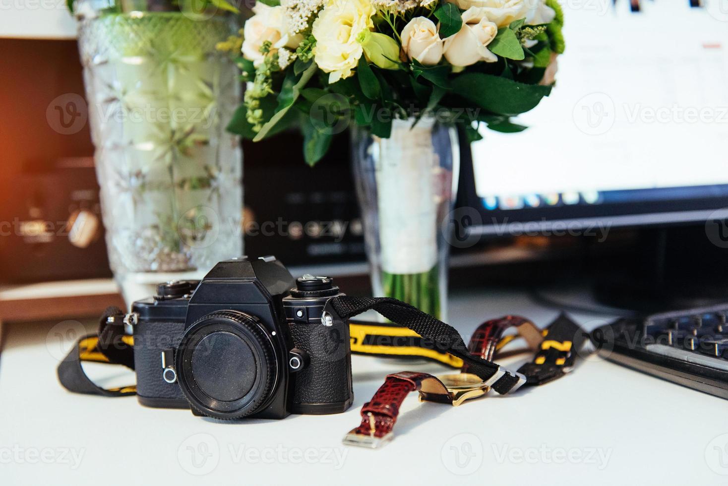 cámara fotográfica retro en una mesa con diferentes objetos foto