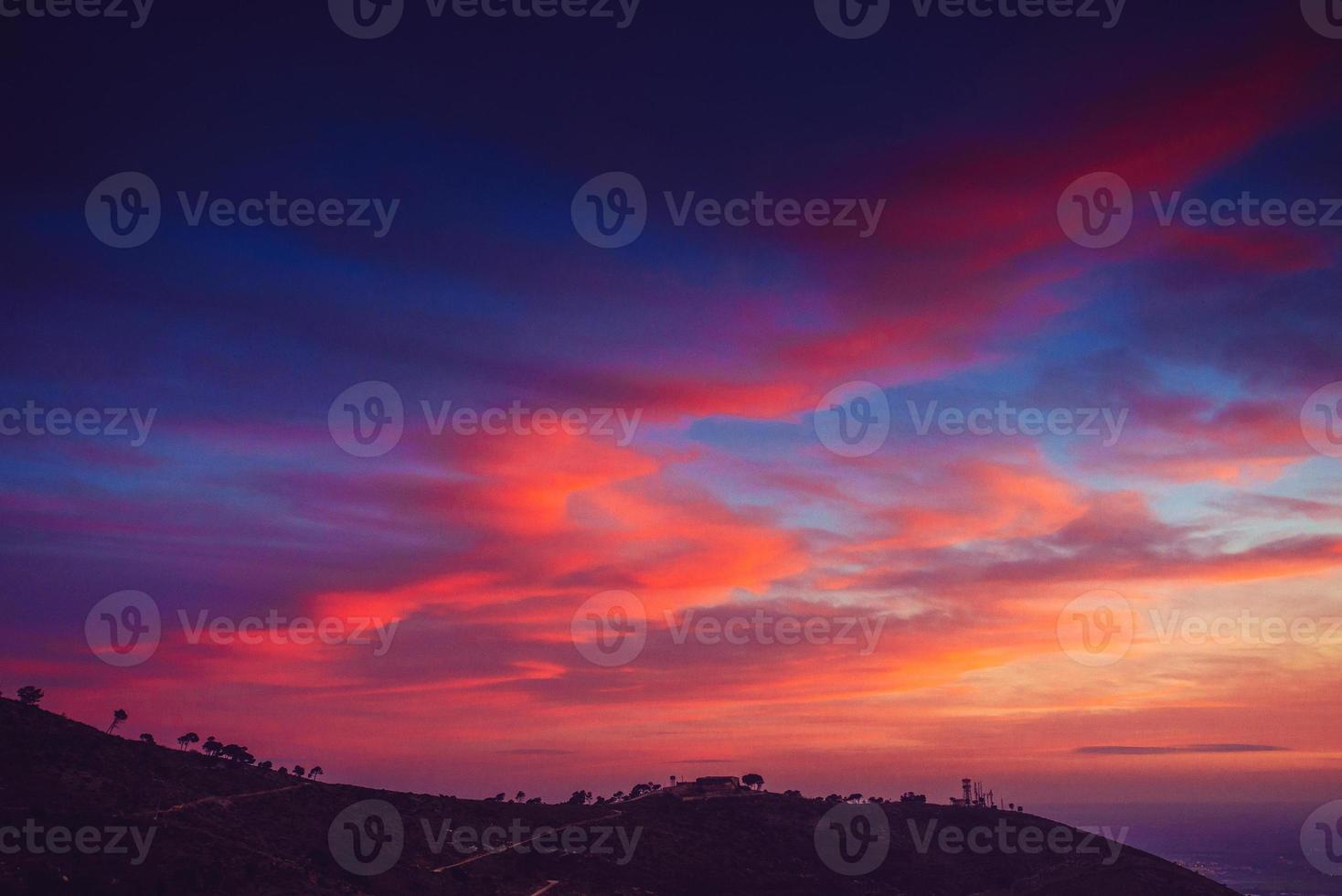 cielo rosa al atardecer. Sicilia. Italia. Europa foto