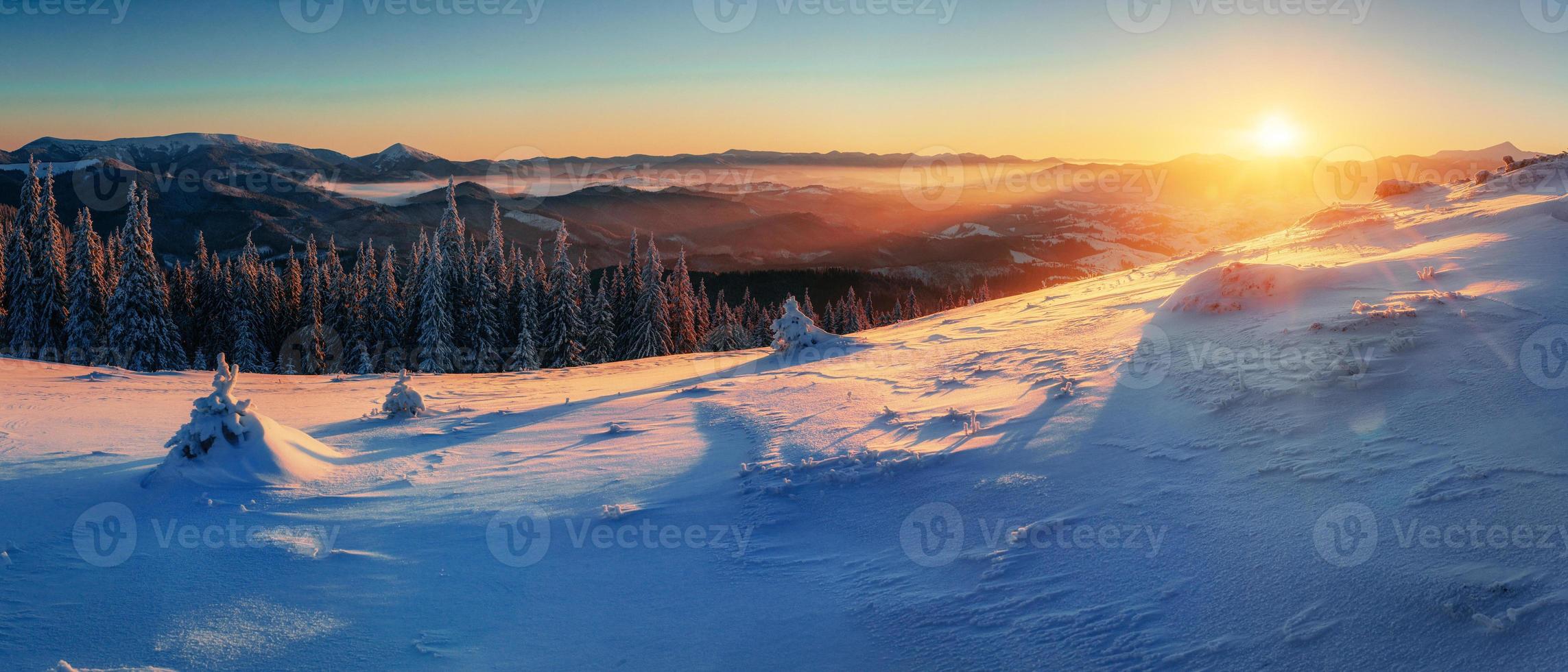 fantástico paisaje invernal y sendero desgastado que conduce al monte foto