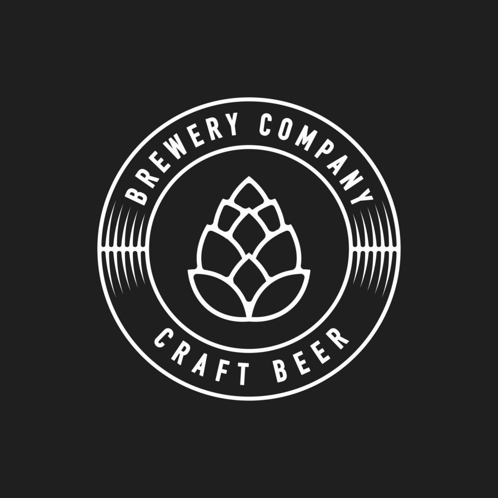 Cervecería de emblema de insignia de etiqueta retro vintage con lúpulo, inspiración de diseño de logotipo minimalista de cerveza artesanal vector