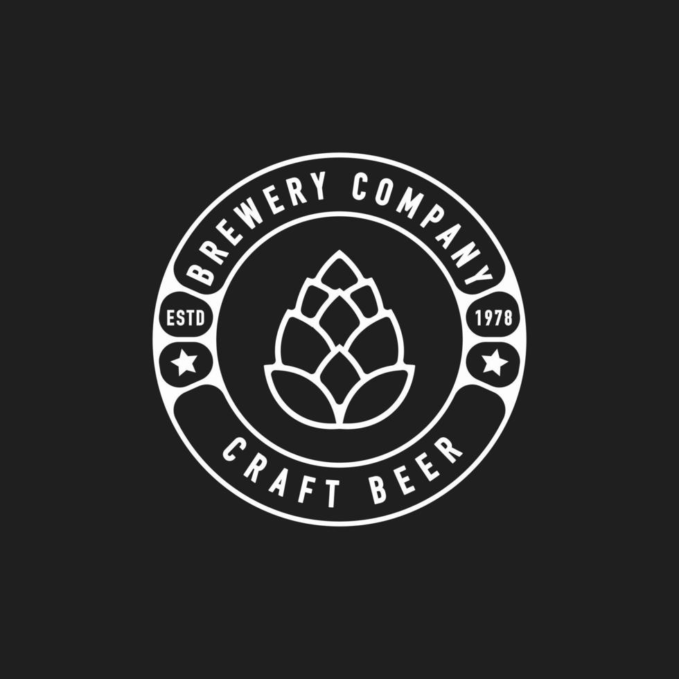 Cervecería de emblema de insignia de etiqueta retro vintage con lúpulo, inspiración de diseño de logotipo minimalista de cerveza artesanal vector