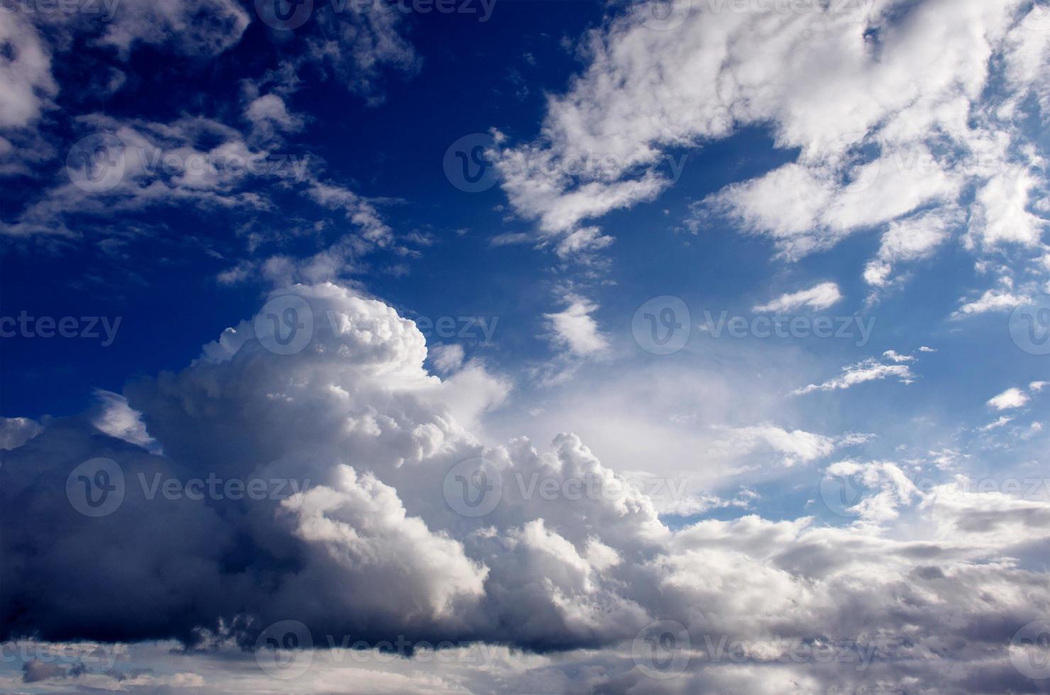 paisaje de verano hermosas nubes cúmulos. cárpatos ucrania europa foto