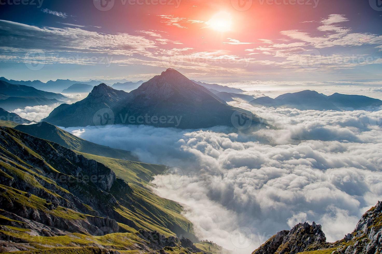 amanecer en la montaña foto