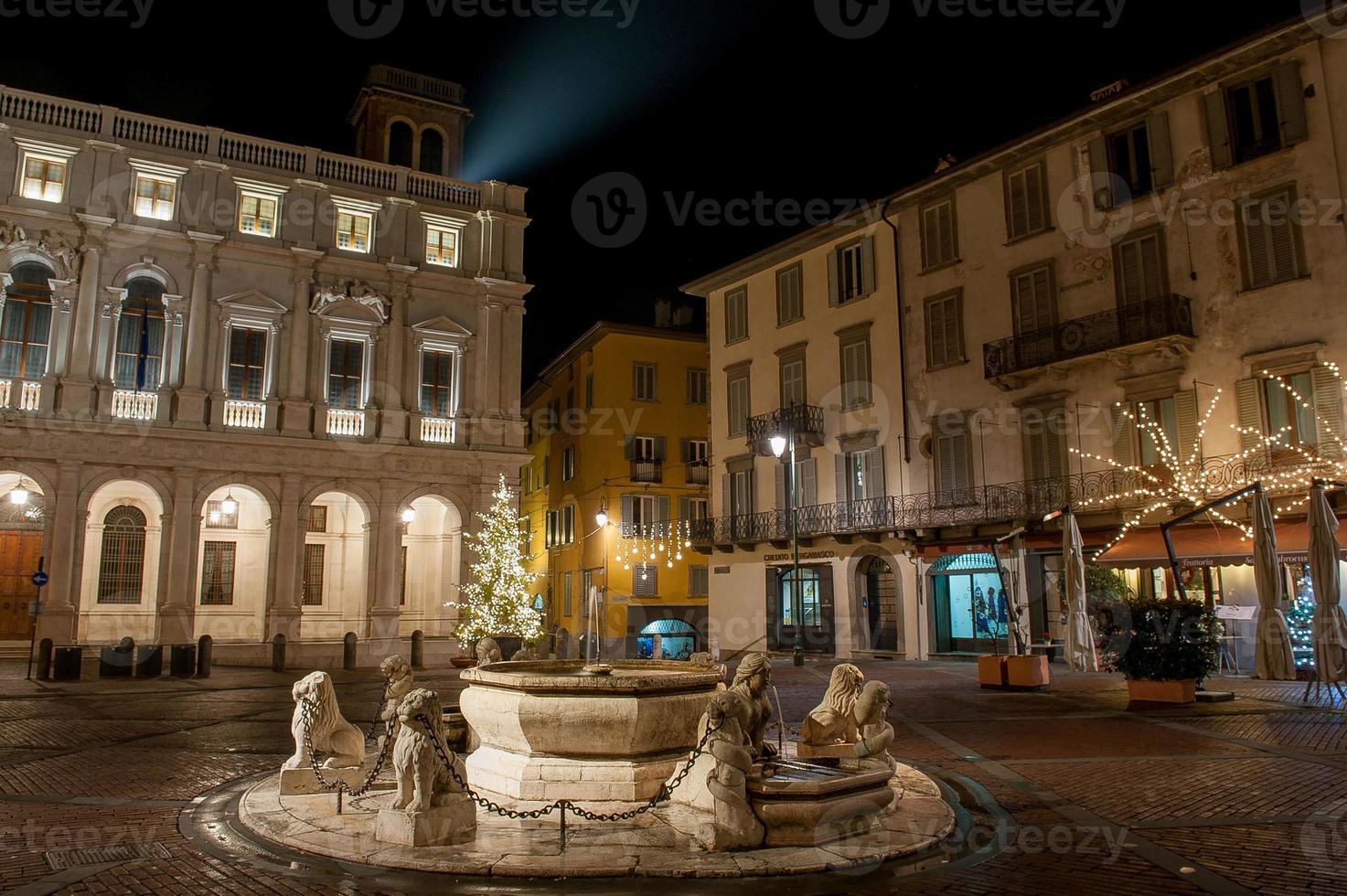 ciudad alta de bérgamo en la noche foto