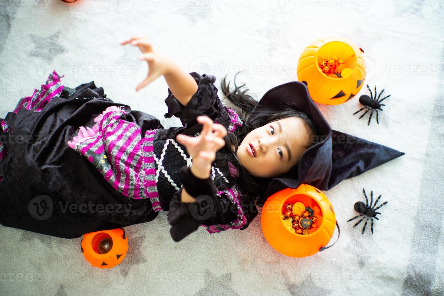 vista aérea retrato niña asiática vistiendo una linda bruja para disfraz de halloween. foto