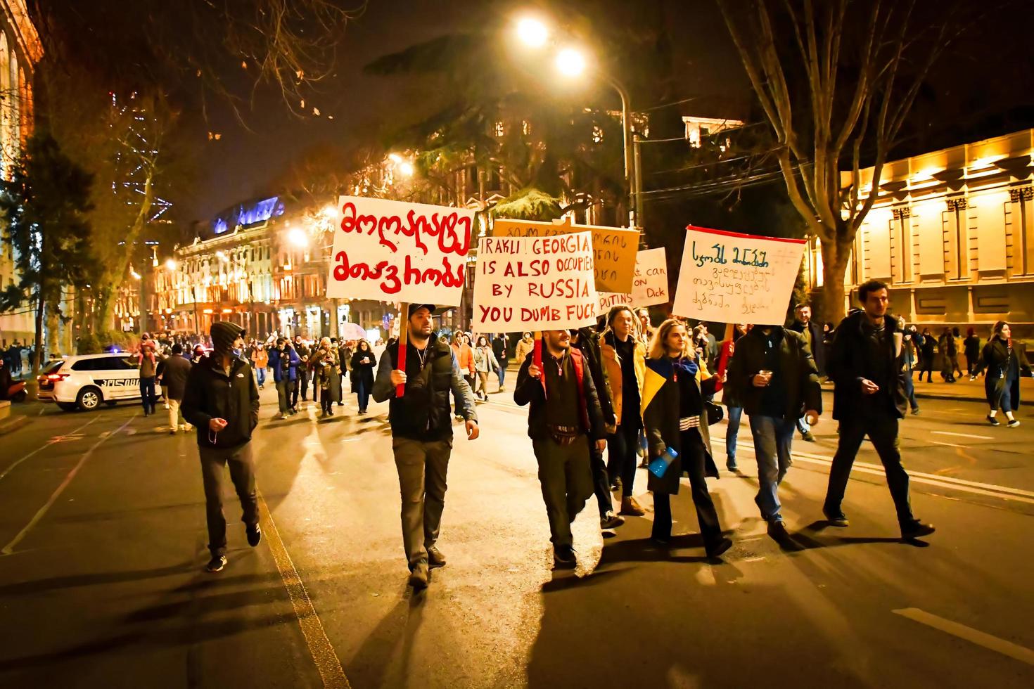 tbilisi, georgia, 2022 - grupo de jóvenes manifestantes marchan en la calle foto