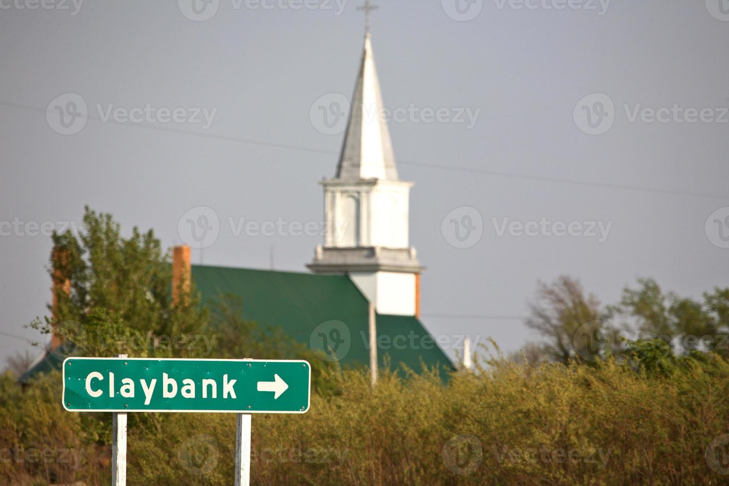 letrero e iglesia de Claybank en saskatchewan foto