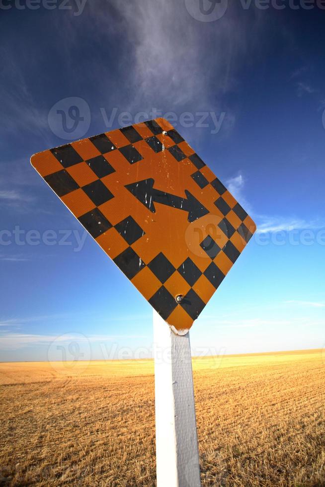 señal de tráfico frente a un campo combinado de saskatchewan foto