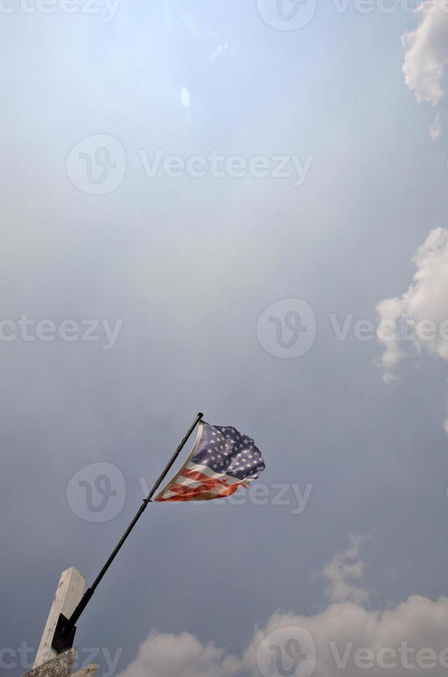 bandera americana parcialmente torcida ondeando en la brisa foto