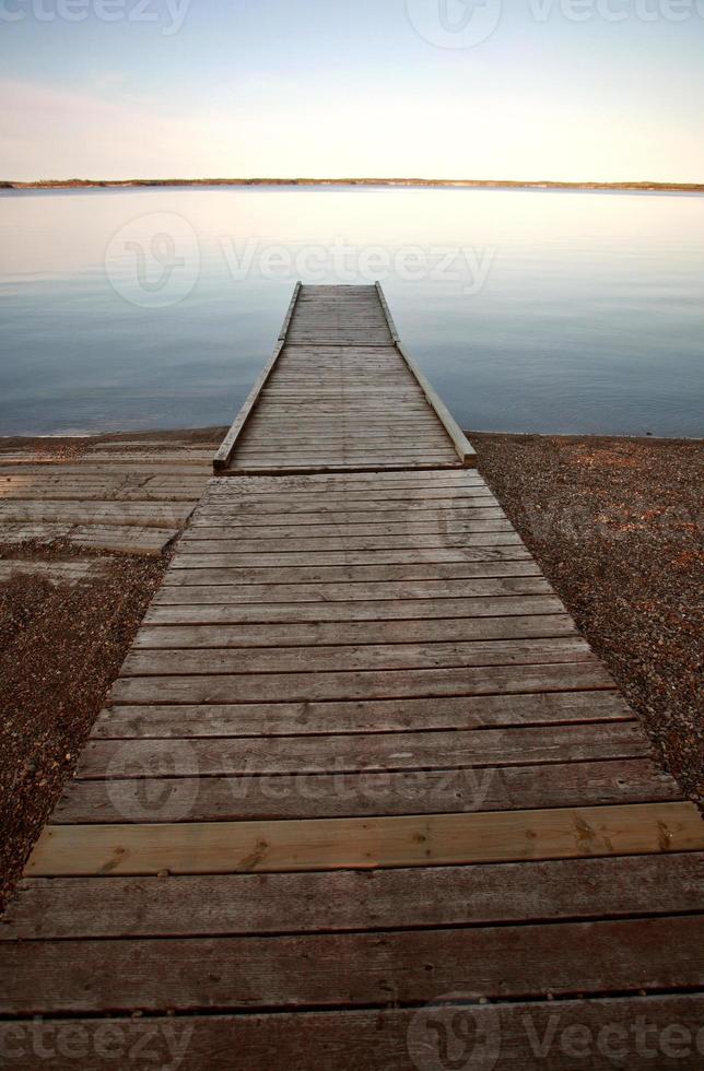 muelle en el norte del lago manitoba foto