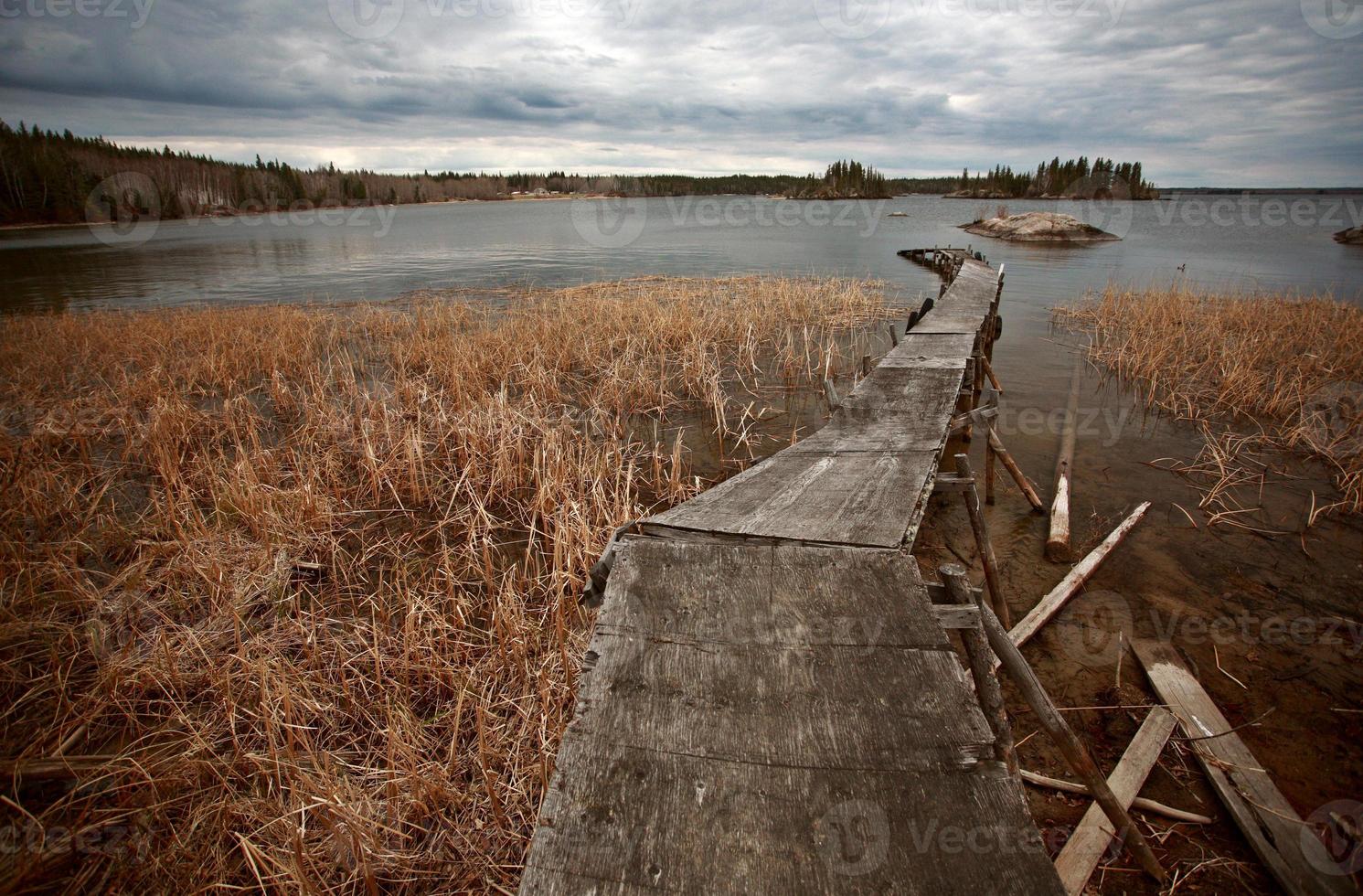 Muelle en ruinas en el lago Reed en el norte de Manitoba foto