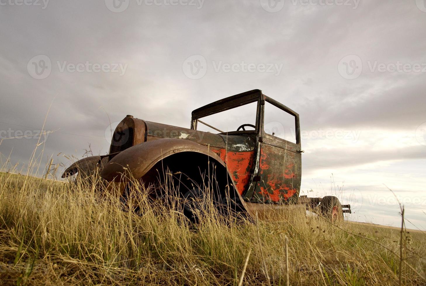 coche antiguo antiguo en el campo foto