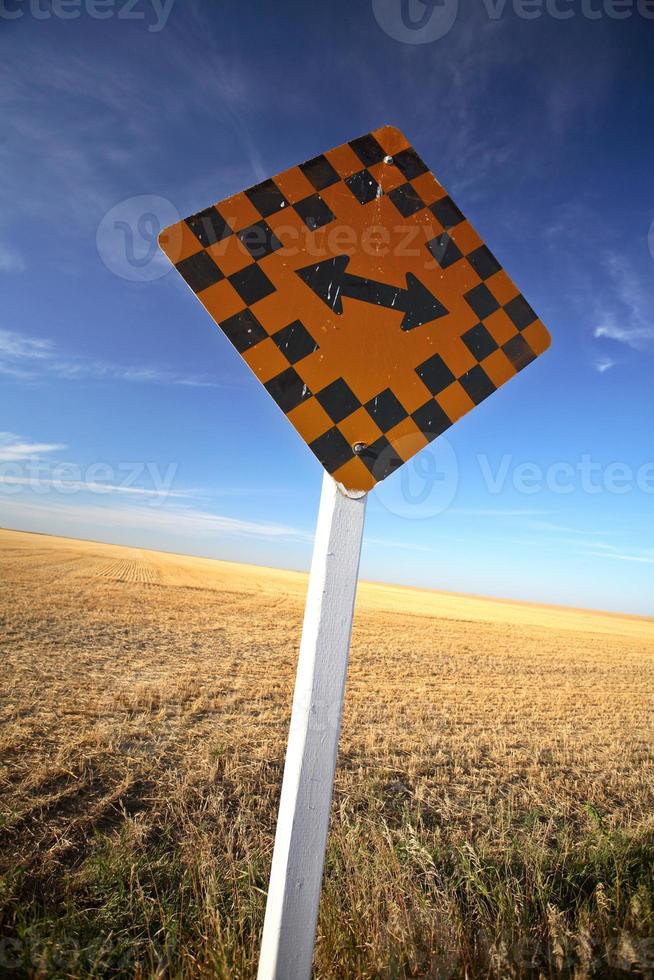 señal de tráfico frente a un campo combinado de saskatchewan foto