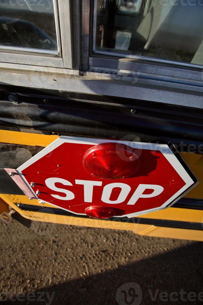 señal de pare en el autobús escolar en saskatchewan foto