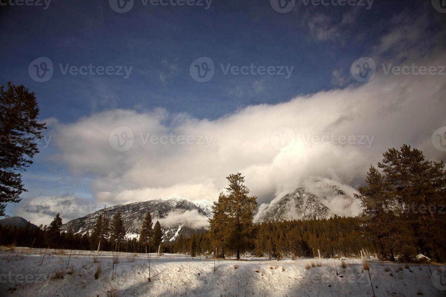 montañas rocosas en invierno foto