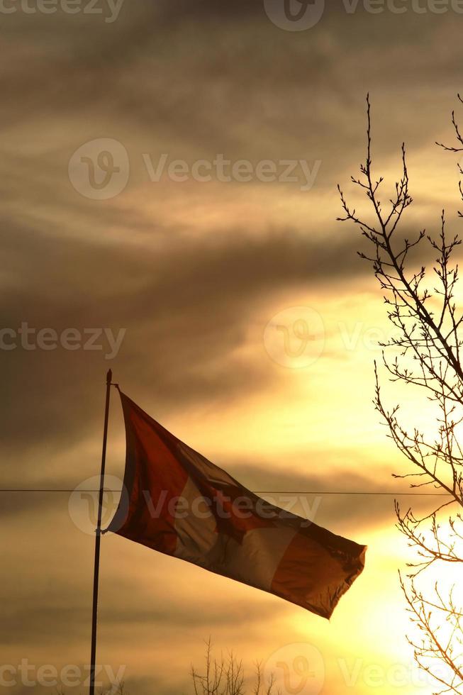 bandera canadiense al atardecer foto