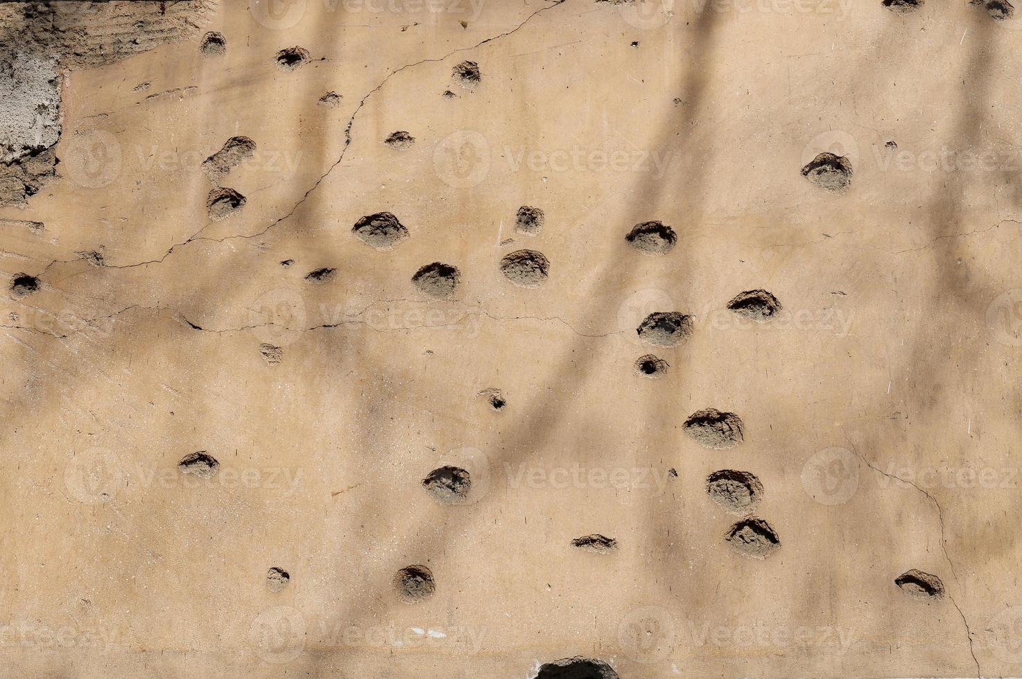 agujeros de bala en la fachada de un edificio residencial. detengan la guerra. Conflictos armados. desembolsar los ejércitos. no a la guerra foto