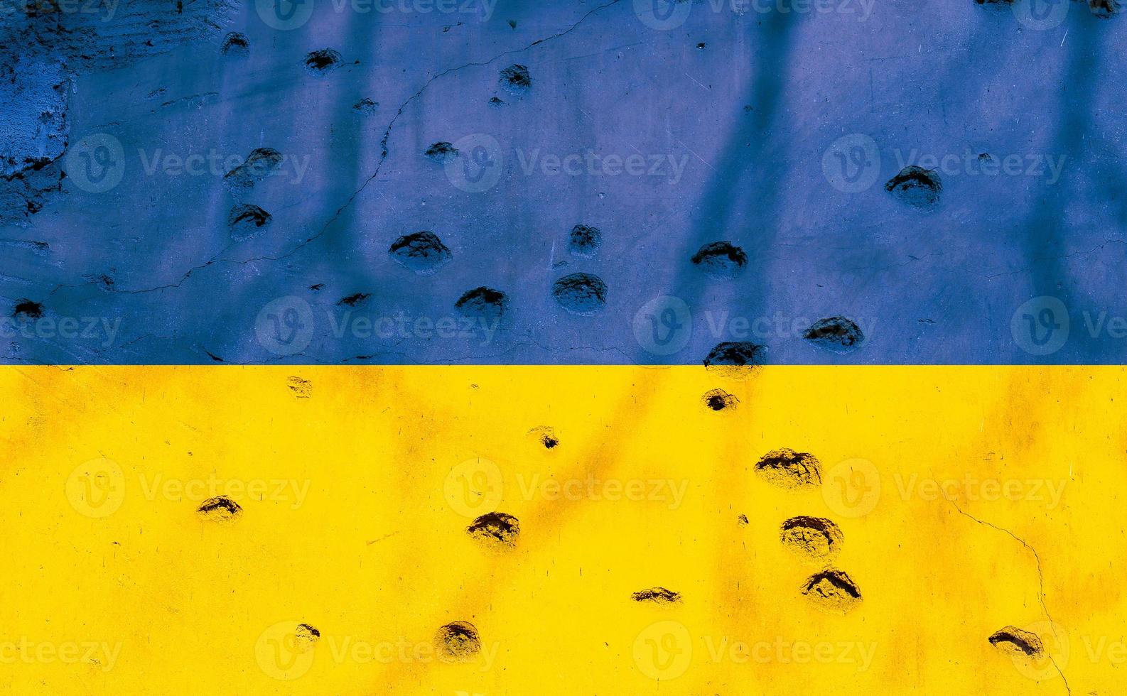 bandera ucraniana con agujeros de bala en la fachada de un edificio residencial como fondo. bandera de ucrania. detengan la guerra. Conflictos armados. desembolsar los ejércitos. no a la guerra foto