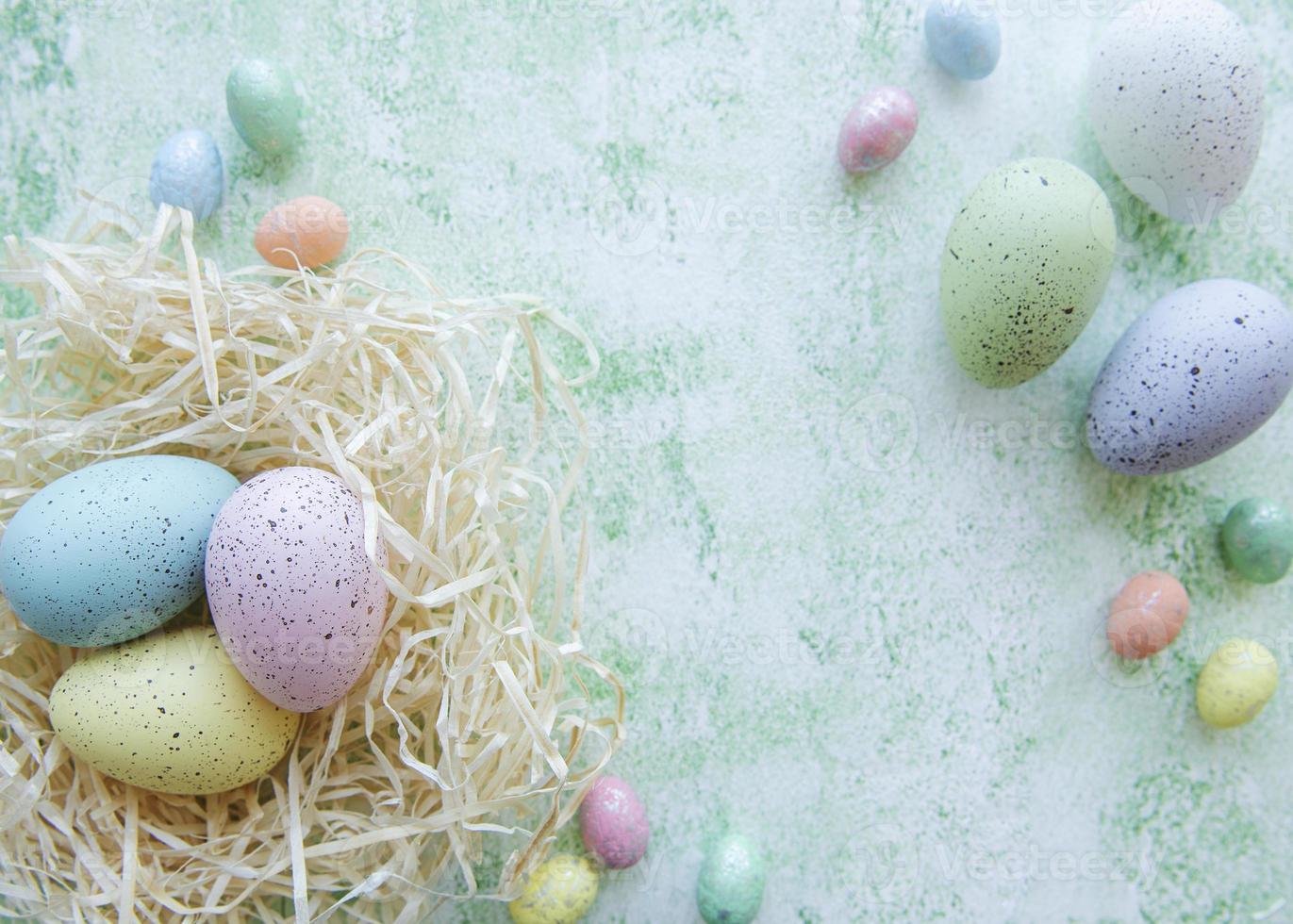 huevos de pascua en nido de paja foto