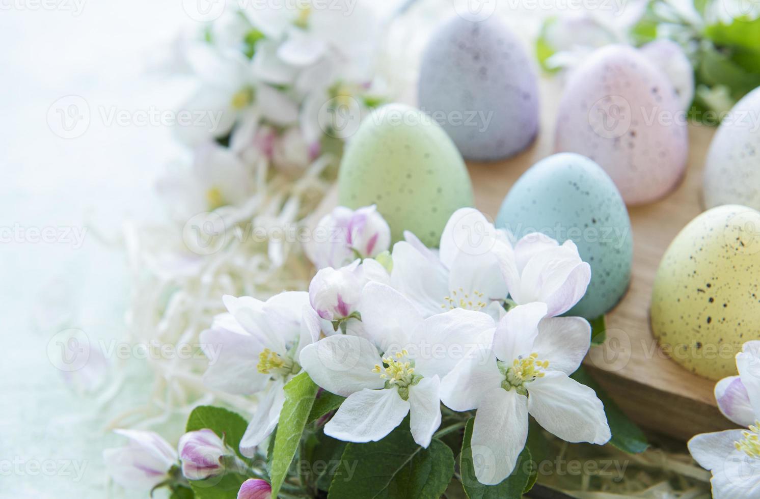 huevos de Pascua en bandeja de madera sobre fondo de madera verde foto