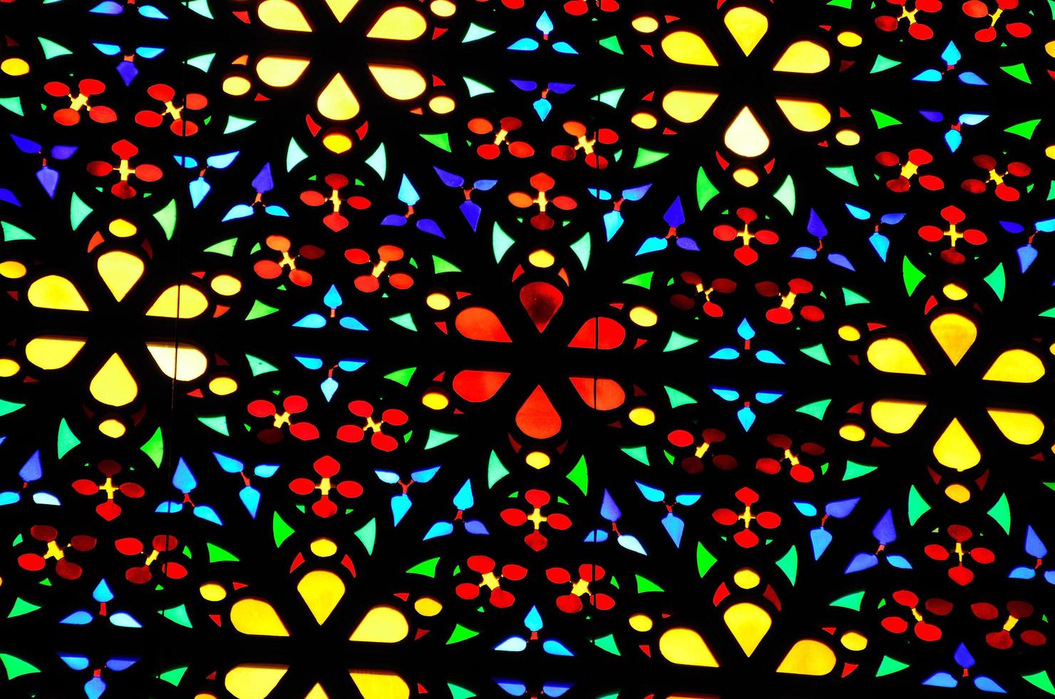 ventana colorida en los detalles de la iglesia foto