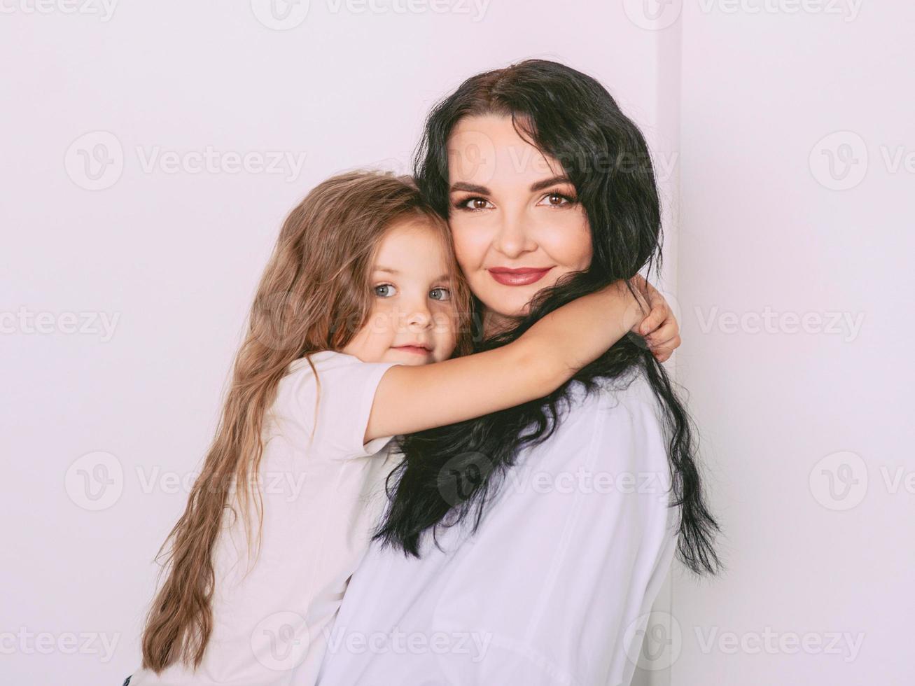 alegre y hermosa madre e hija juntas en el dormitorio. concepto de interior, familia, amor, apoyo, madre e hija. foto