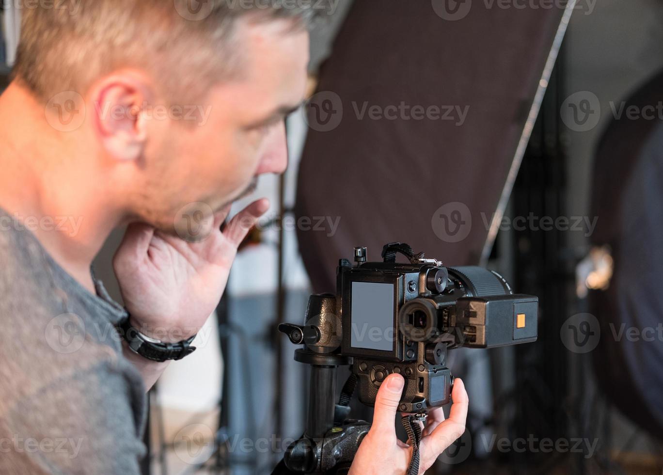 fotógrafo en el proceso de disparar en el estudio foto