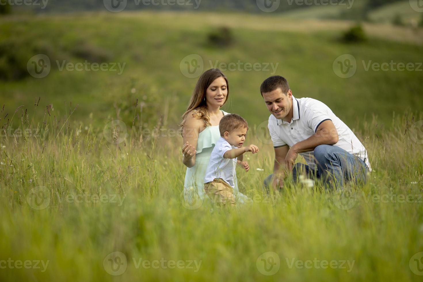 familia joven divirtiéndose al aire libre en el campo foto