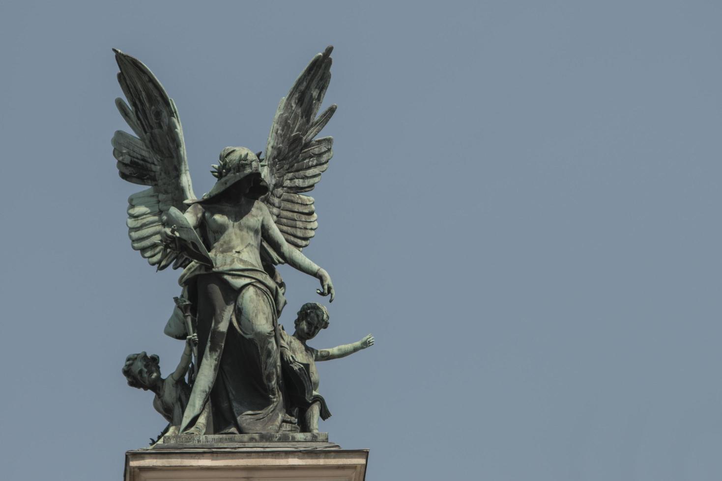 Genio de la escultura de bronce con alas en el techo de la ópera de lvov foto