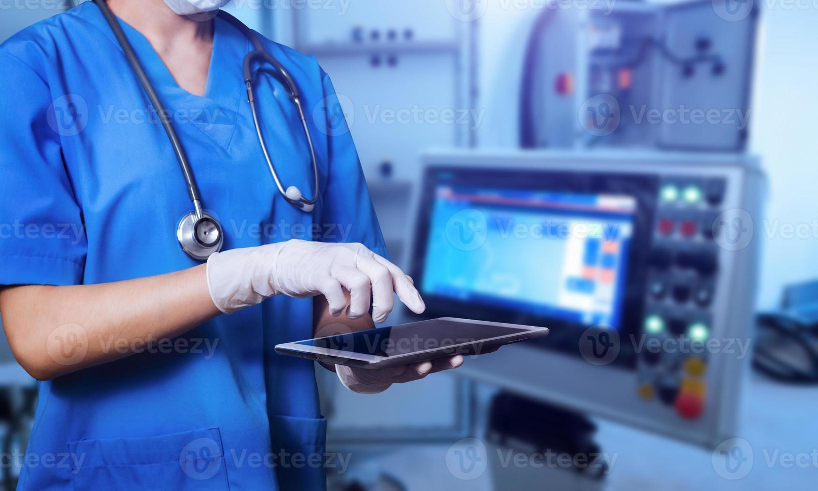 Doctora vistiendo batas en el hospital mediante tableta digital foto