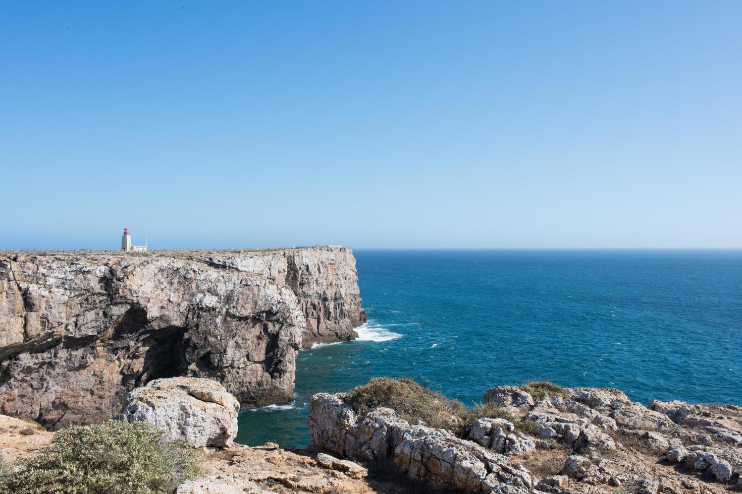 hermosa vista aérea del cabo san vicente. faro tradicional, océano tranquilo, día soleado. Portugal foto