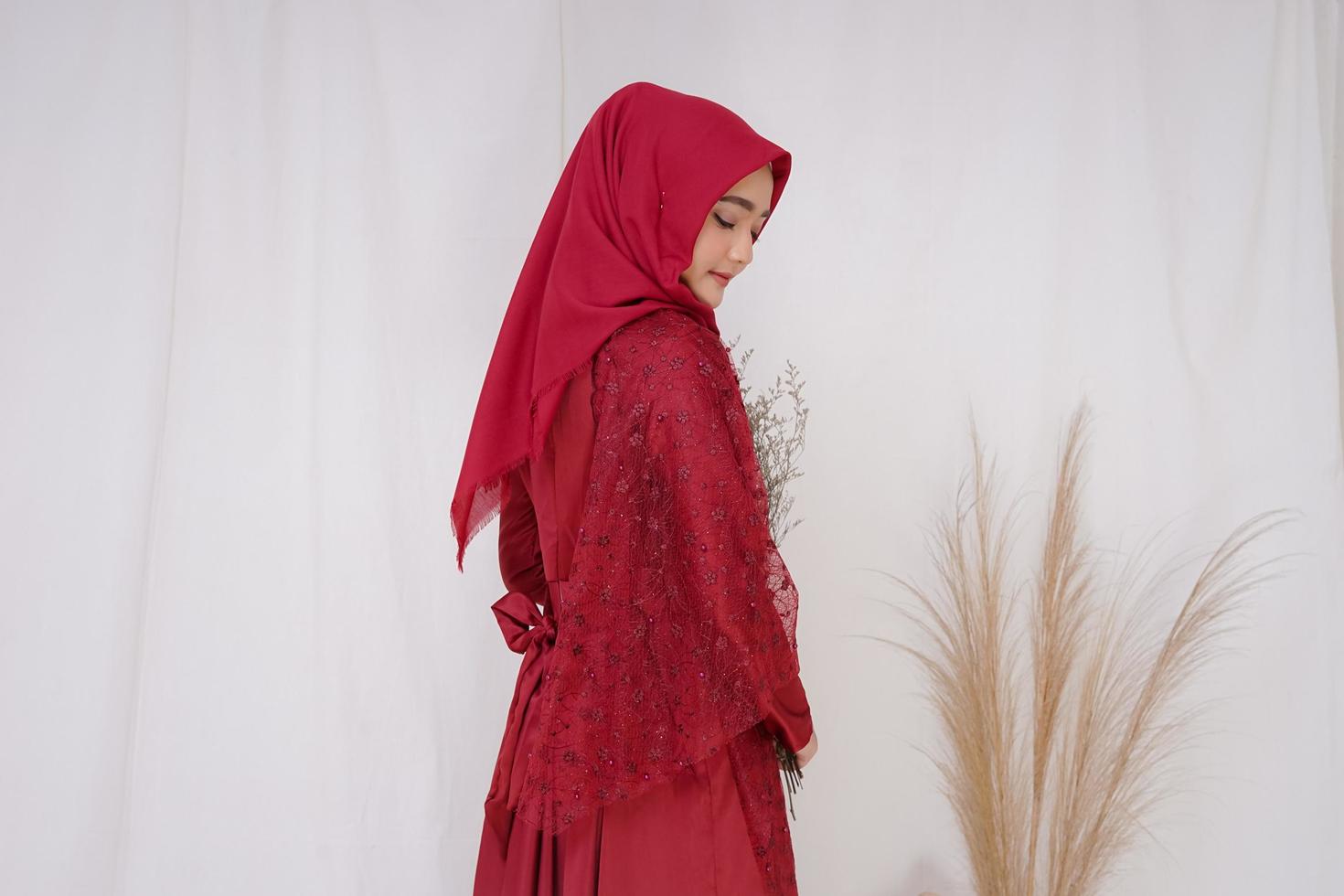 hermosa modelo de mujer islámica que lleva la moda hijab, un traje de estilo de vida moderno para la mujer musulmana. concepto un vestido de novia, belleza o eidul fitri. Una modelo de niña asiática con hiyab en sesión de fotos en interiores