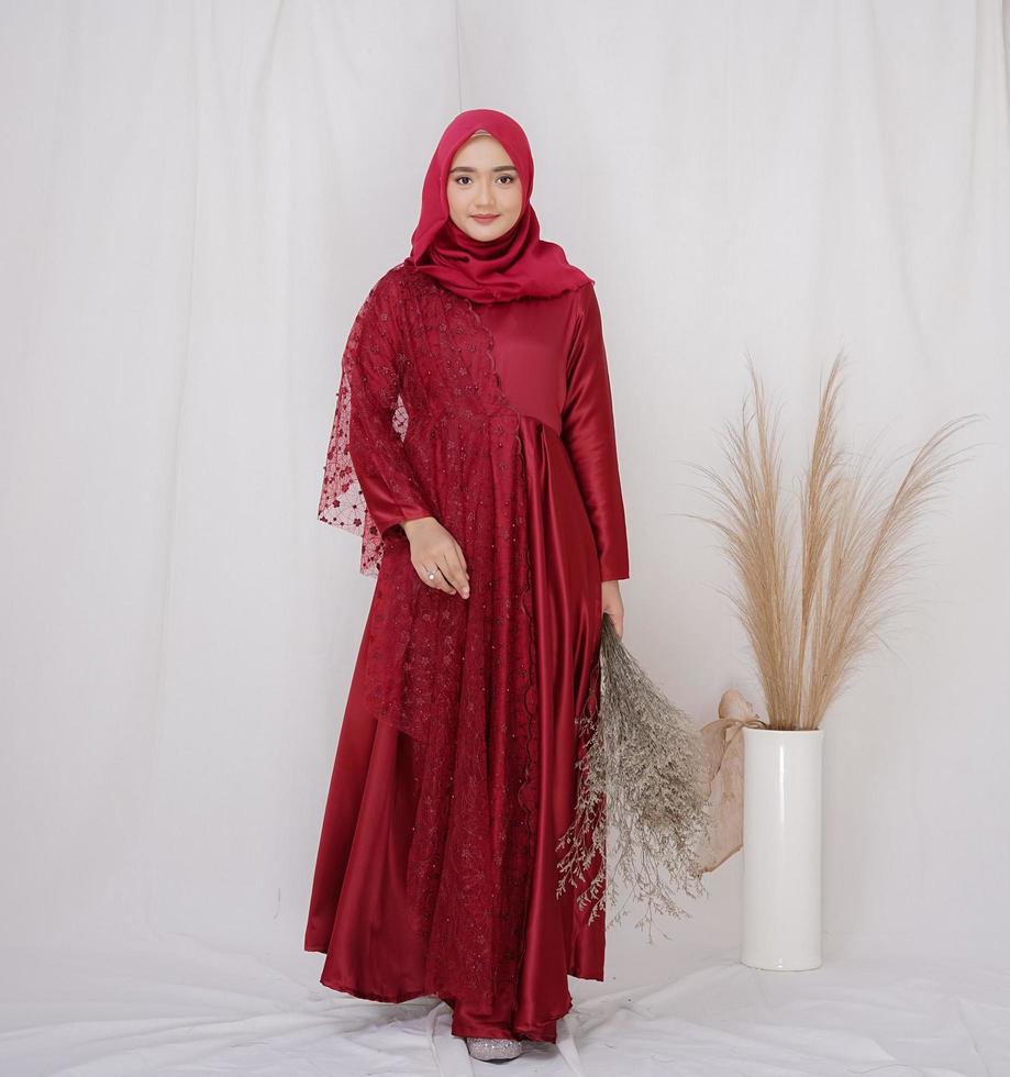 hermosa modelo de mujer islámica que lleva la moda hijab, un traje de estilo de vida moderno para la mujer musulmana. concepto un vestido de novia, belleza o eidul fitri. Una modelo de niña asiática con hiyab en sesión de fotos en interiores