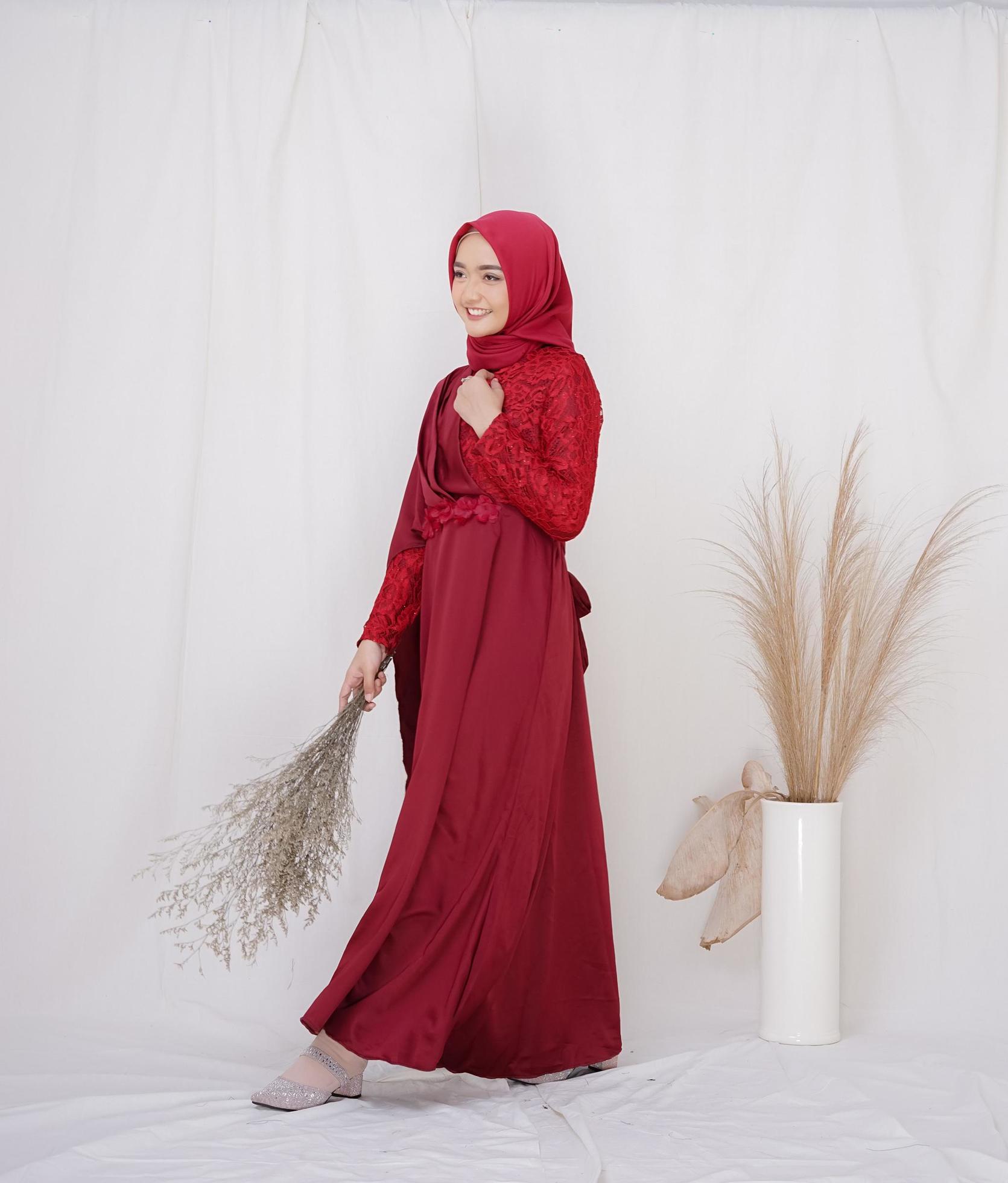 mujer musulmana con ropa tradicional y hiyab aislada de fondo blanco. el  hiyab se hace volando de forma creativa. concepto de moda idul fitri e  hijab. 7353404 Foto de stock en Vecteezy