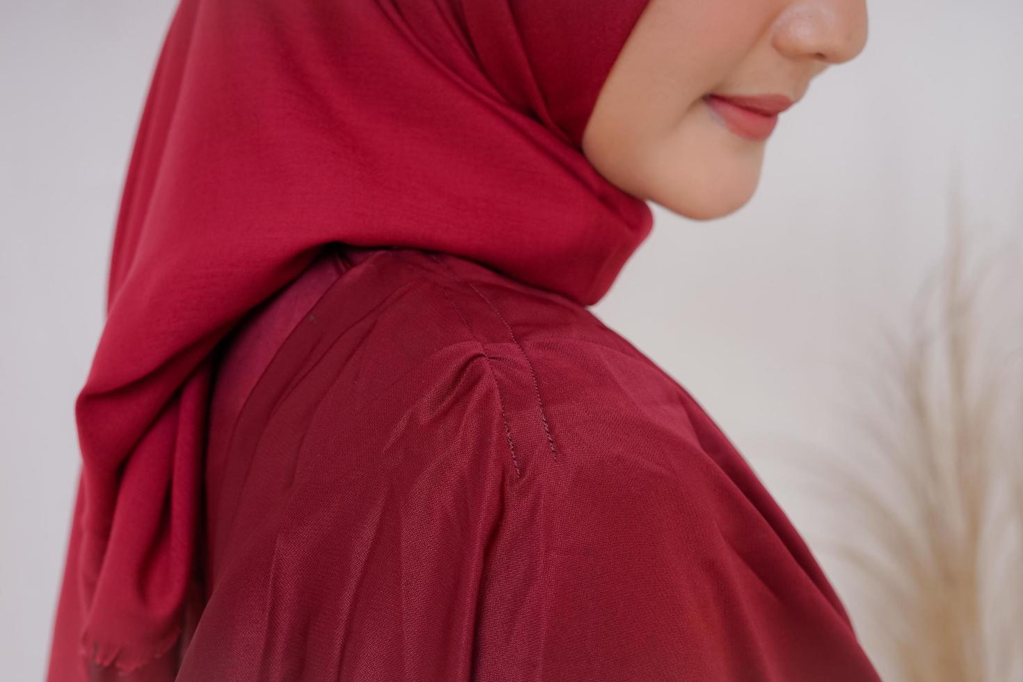 hermosa modelo de mujer islámica que lleva la moda hijab, un traje de estilo de vida moderno para la mujer musulmana. concepto un vestido de novia, belleza o eidul fitri. Una modelo de niña asiática con hiyab en sesión de fotos en interiores