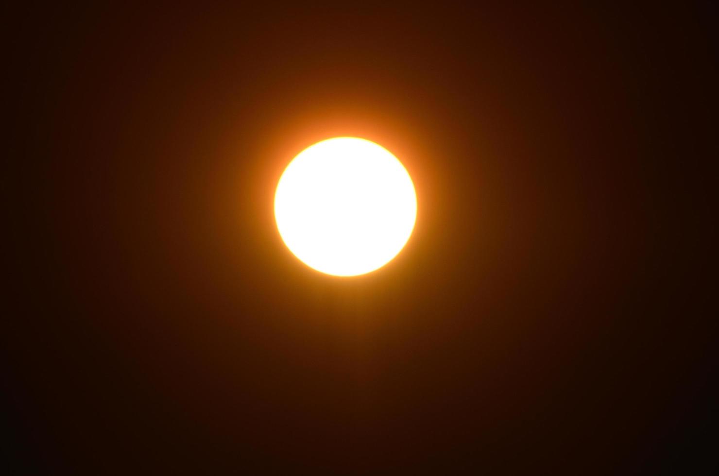 sol brillante en un cielo oscuro foto