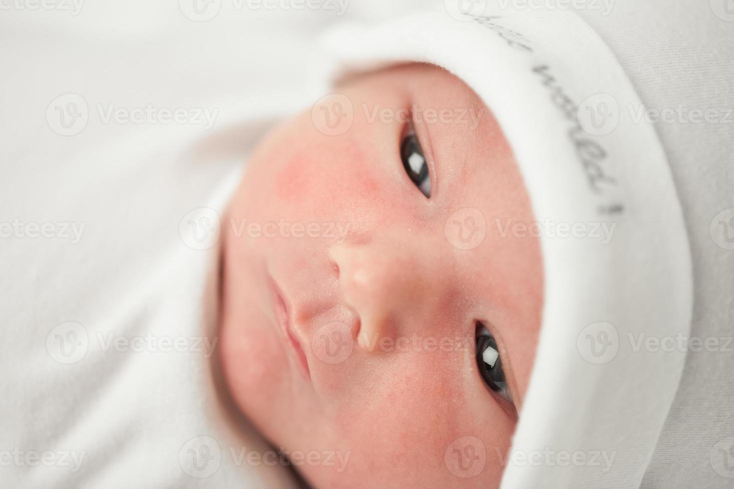 cara de bebé con un sombrero blanco foto