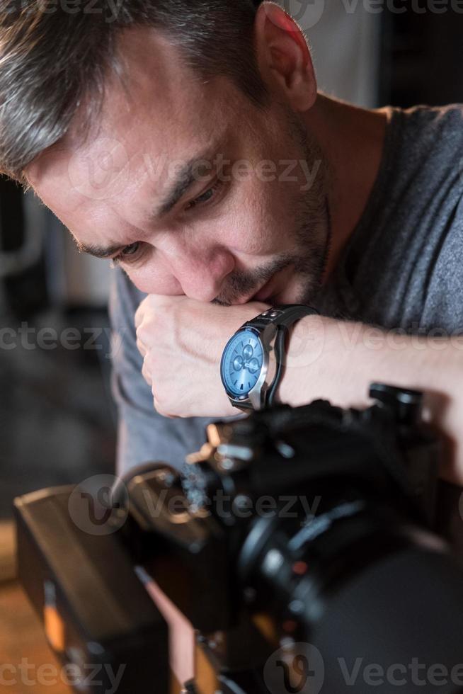 retrato de fotógrafo con cámara en estudio foto