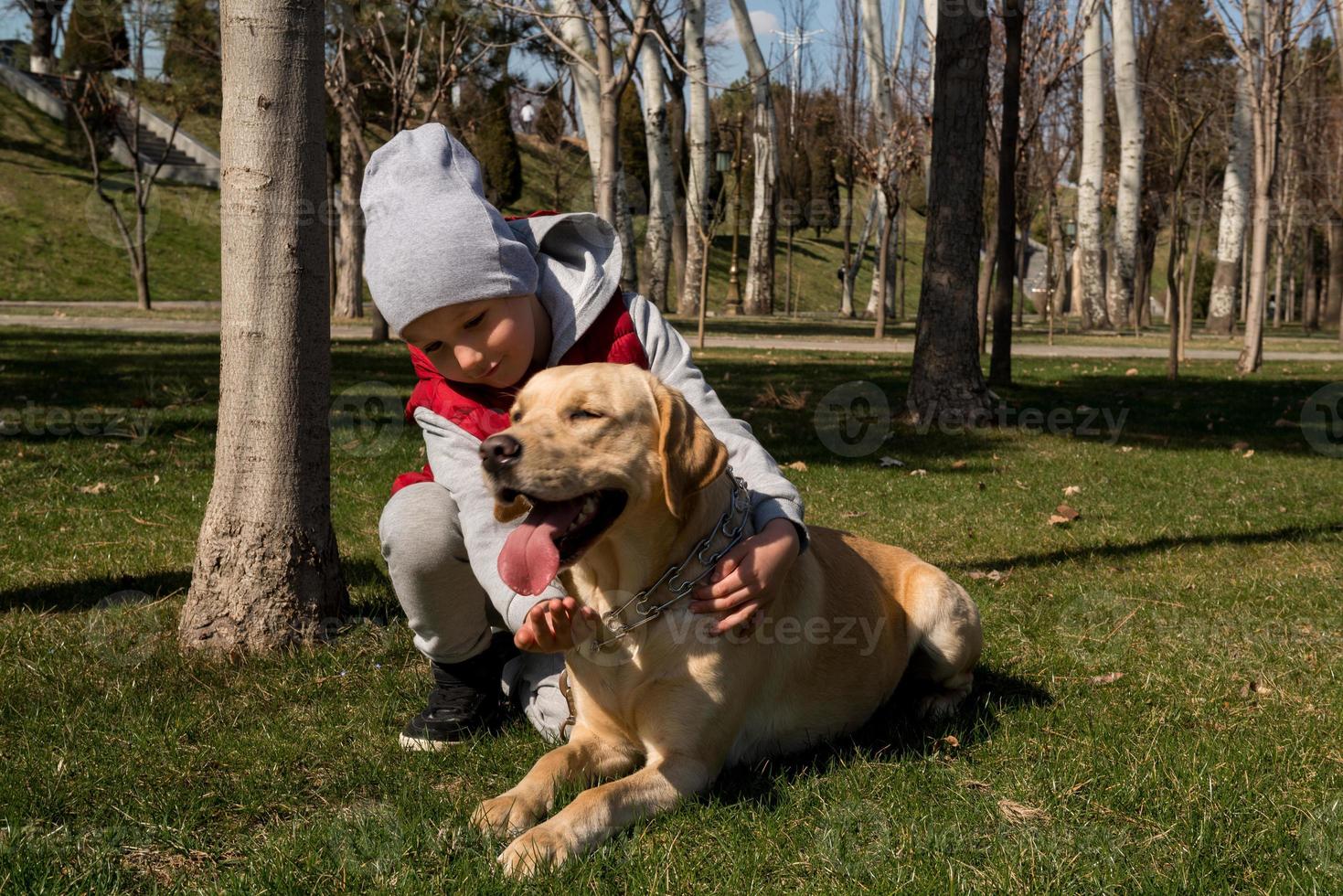 niño paseando con una mascota foto