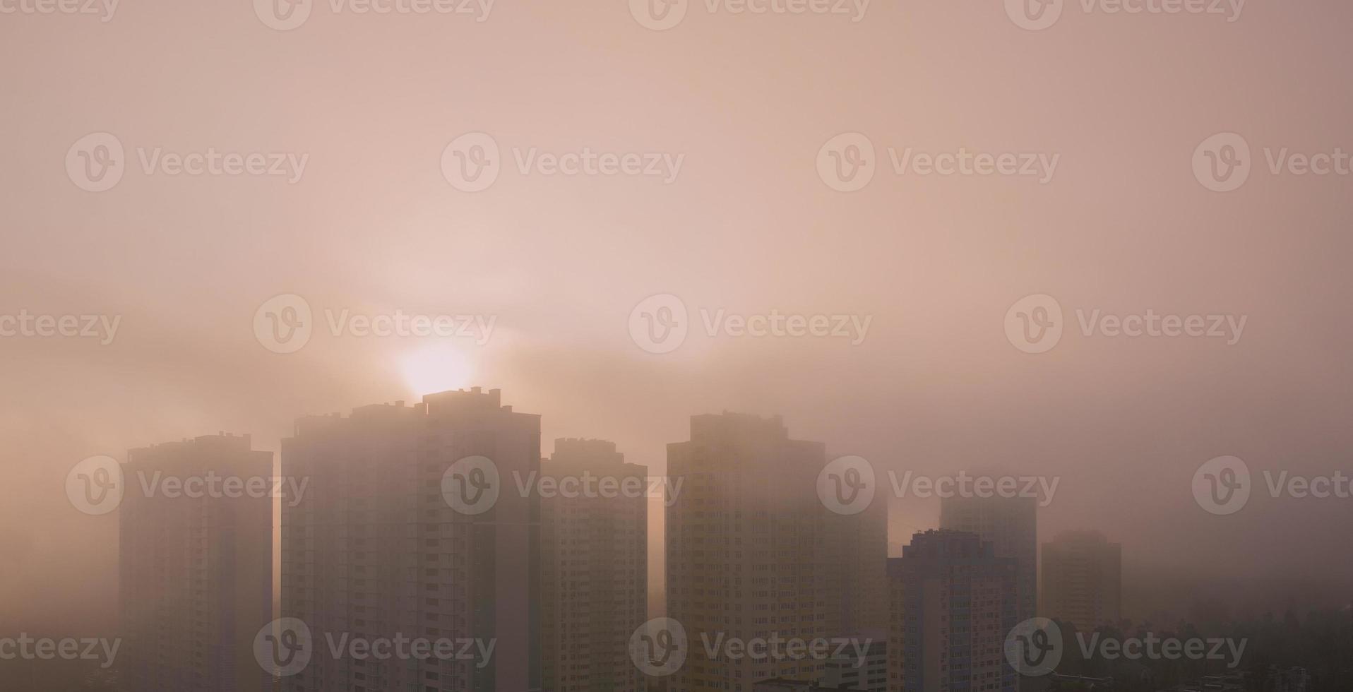 smog en la ciudad moderna foto