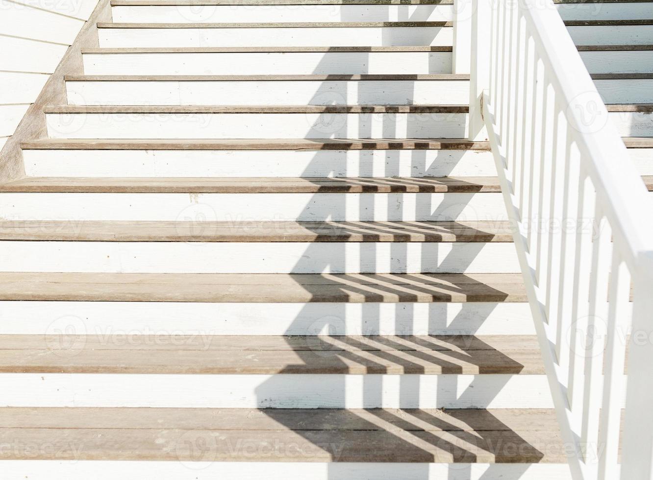 textura de escaleras con sombra en un día soleado en la playa foto