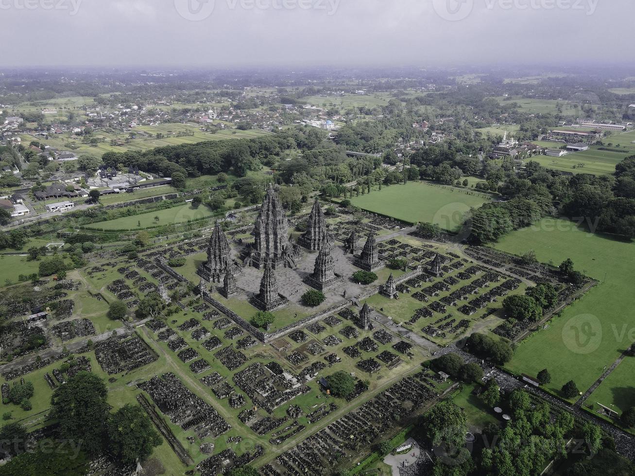 vista aérea del hermoso paisaje complejo de templos de prambanan en yogyakarta, indonesia foto