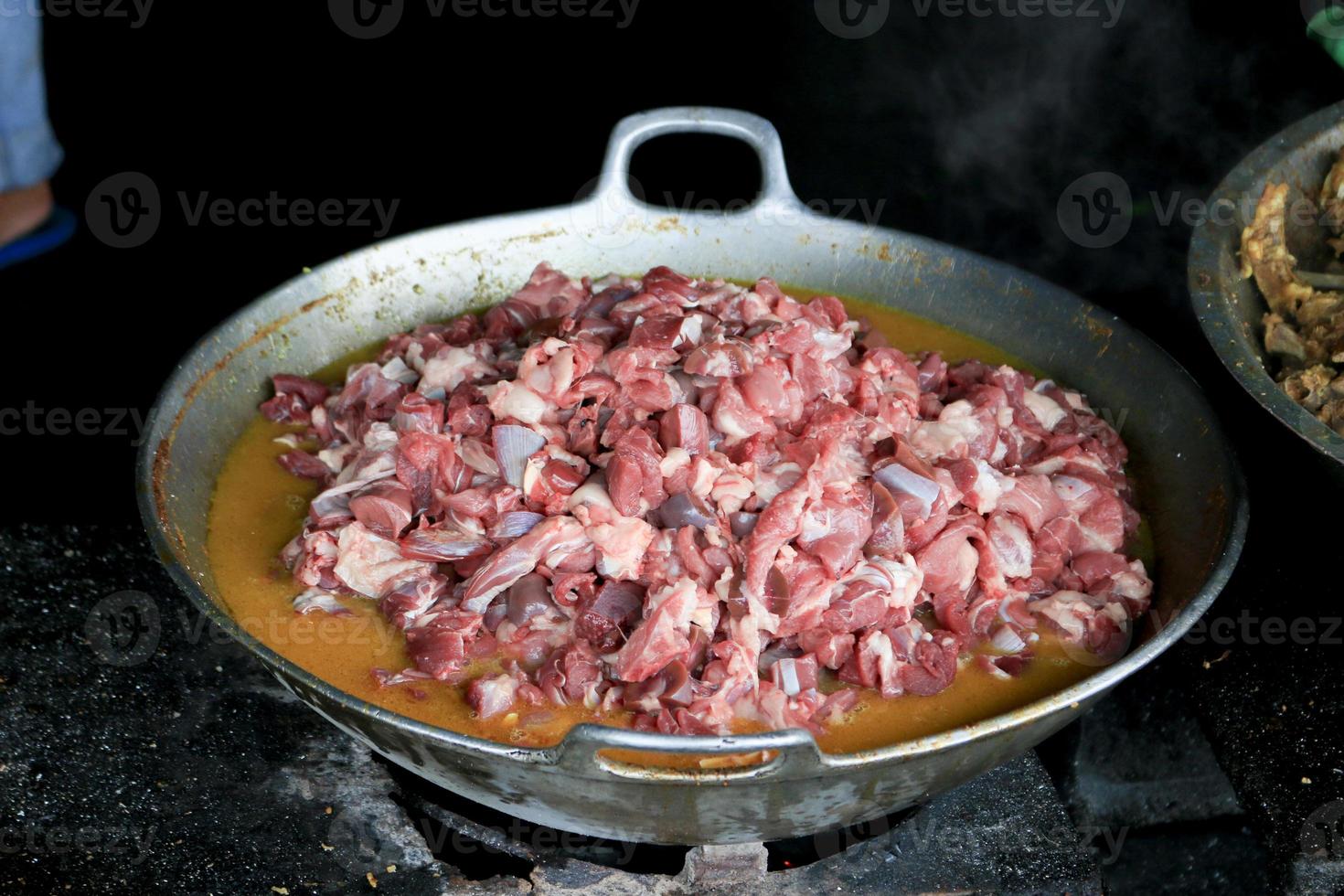 el proceso de cocinar tongseng usando una estufa en primer plano, el tongseng es un alimento tradicional del centro de java indonesia. thera son carne de res o pollo de cabra tongseng foto