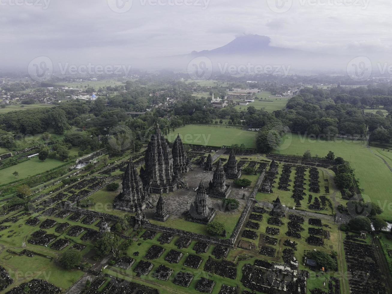 vista aérea del hermoso paisaje complejo de templos de prambanan en yogyakarta, indonesia foto