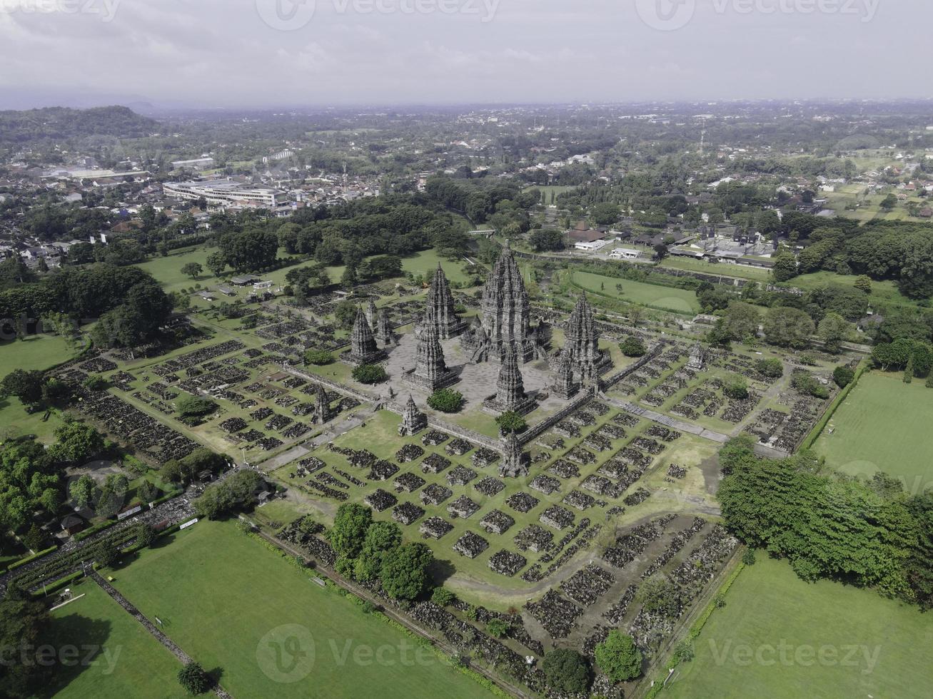 vista aérea del hermoso paisaje complejo de templos de prambanan en yogyakarta, indonesia foto